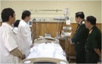 Bộ trưởng Phùng Quang Thanh cùng các y, bác sỹ của bệnh viện 108 bên giường Đại tướng